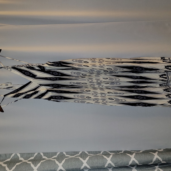 Chic Black and White Patterned Dress - Picture 1 of 5